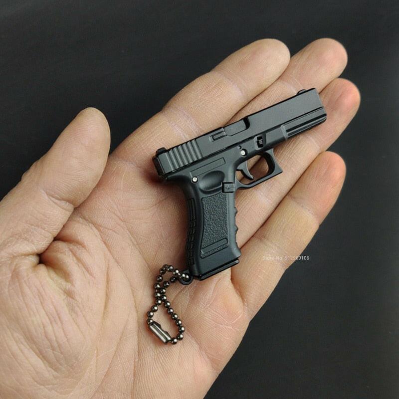 wtf 2022 High Quality Metal Pistol Gun Miniature Model 1:3 Beretta 92F Colt 1911 Glock 17 Keychain Men&#39;s and Women&#39;s Birthday Gifts.